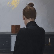 Mujer de espaldas cerca de piano.jpg